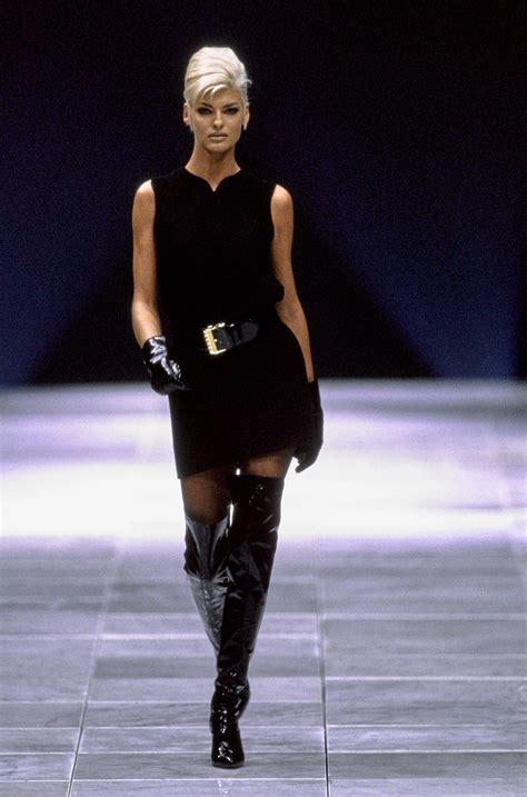 linda evangelista sfilata versace|LINDA EVANGELISTA CATWALK VERSACE AUTUMN .